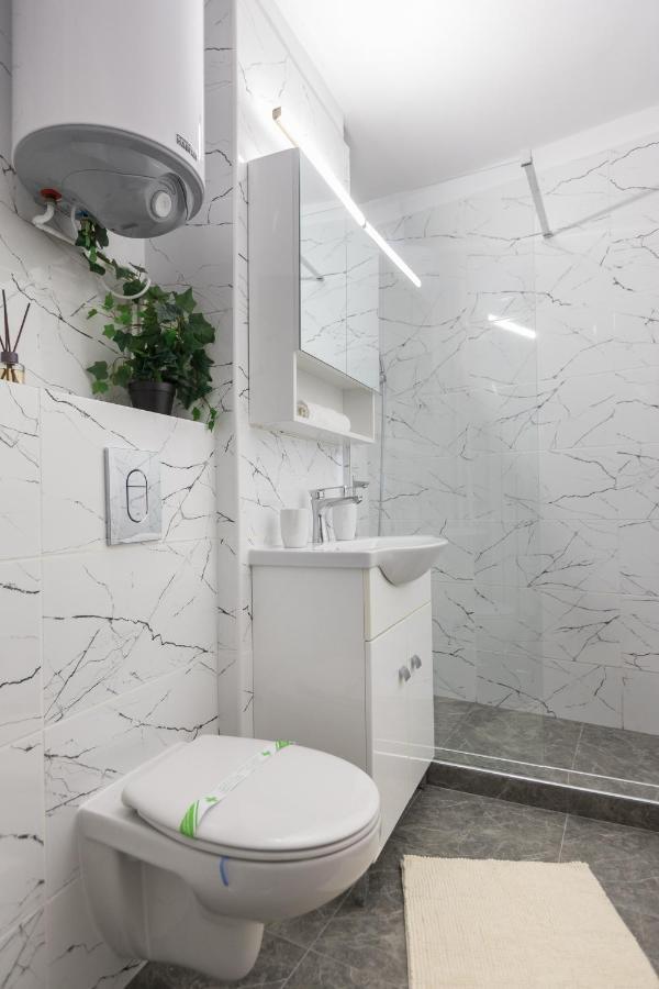 Lion'S Unirii Apartment Bukares Bagian luar foto