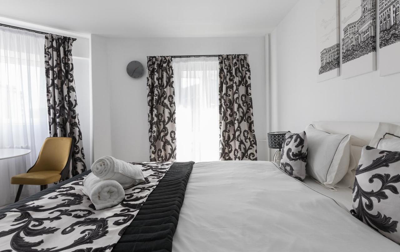 Lion'S Unirii Apartment Bukares Bagian luar foto